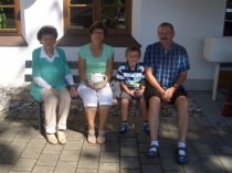 Gästeehrung am 8.8.2014 20. Aufenthalt von Endlich Petra und Thomas mit Enkel Maurice bei Fam. Brenner